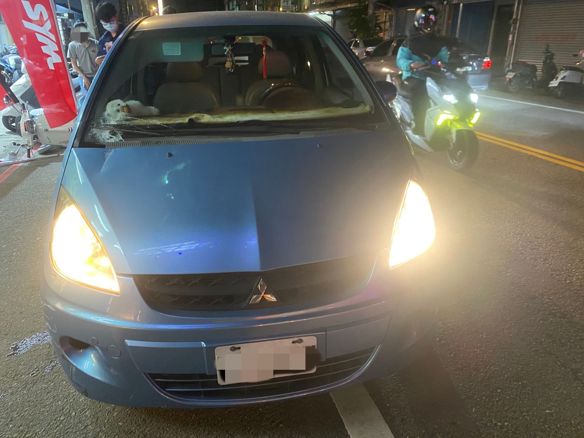 詹女座車的右側擋風玻璃也因事故造成蜘蛛網狀碎裂。