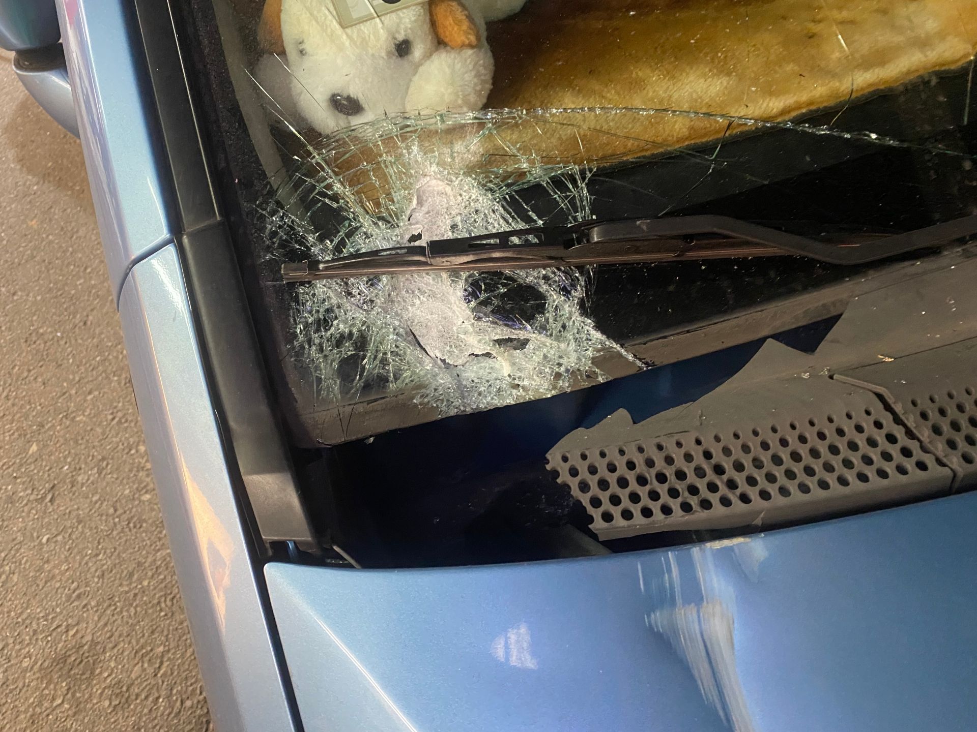 詹女座車的右側擋風玻璃也因事故造成蜘蛛網狀碎裂。