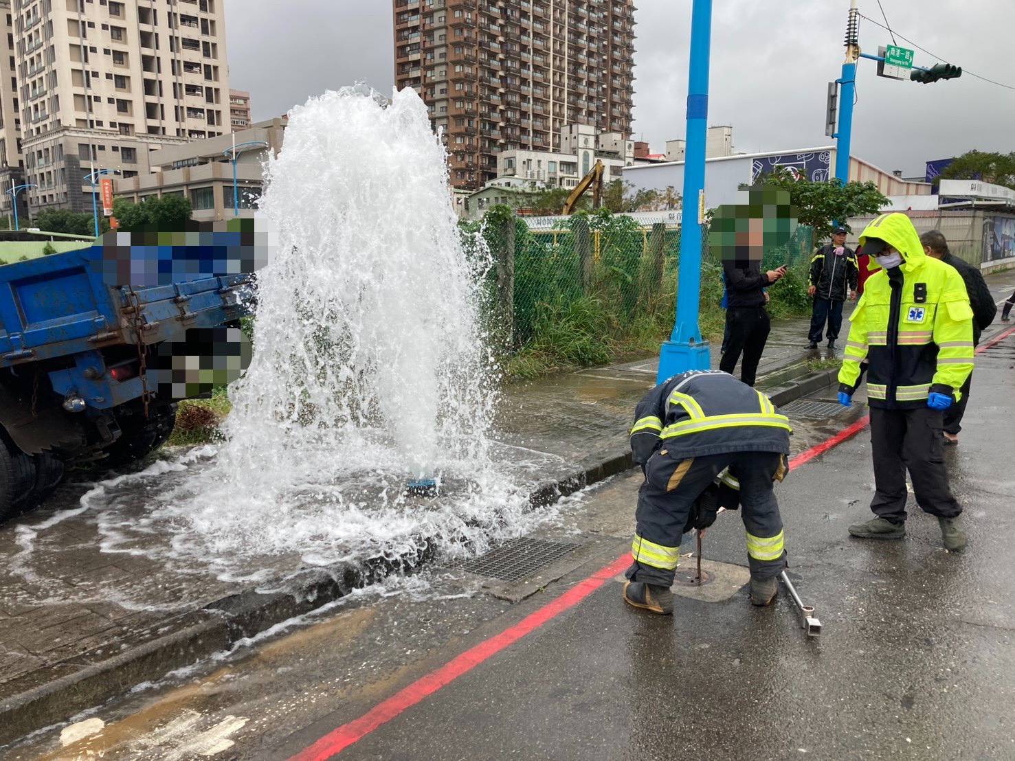 25歲黃姓男子駕駛自用小貨車直行時,受到前方1輛違規迴轉的多元計程車驚嚇,情急避讓導致車輛失控撞斷路邊消防栓,造成自來水大量噴湧而出