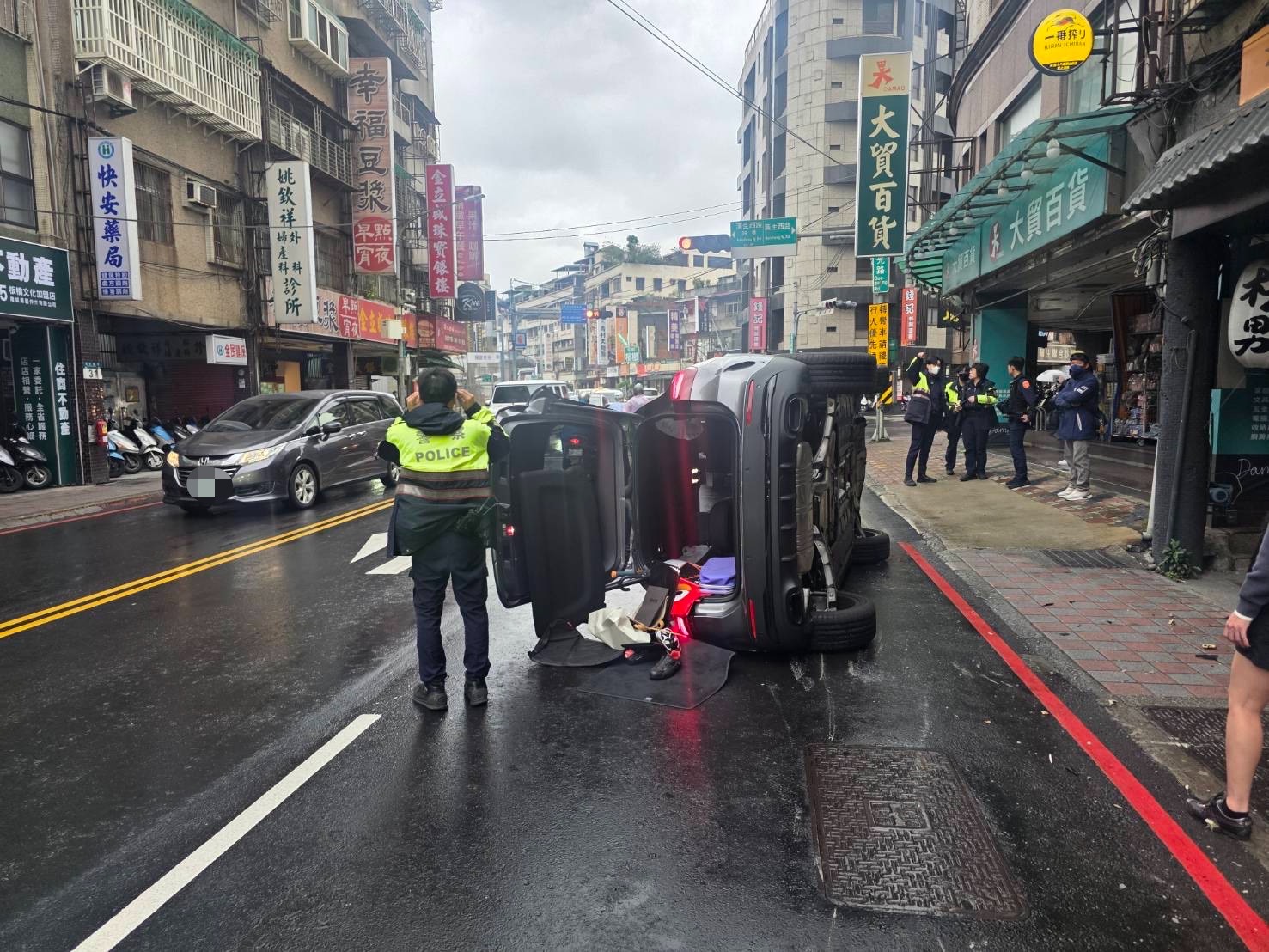 員警抵達現場時，何女駕駛的賓士GLA休旅車側翻在馬路中央，車體零件散落一地，何姓女駕駛則已自行脫困。