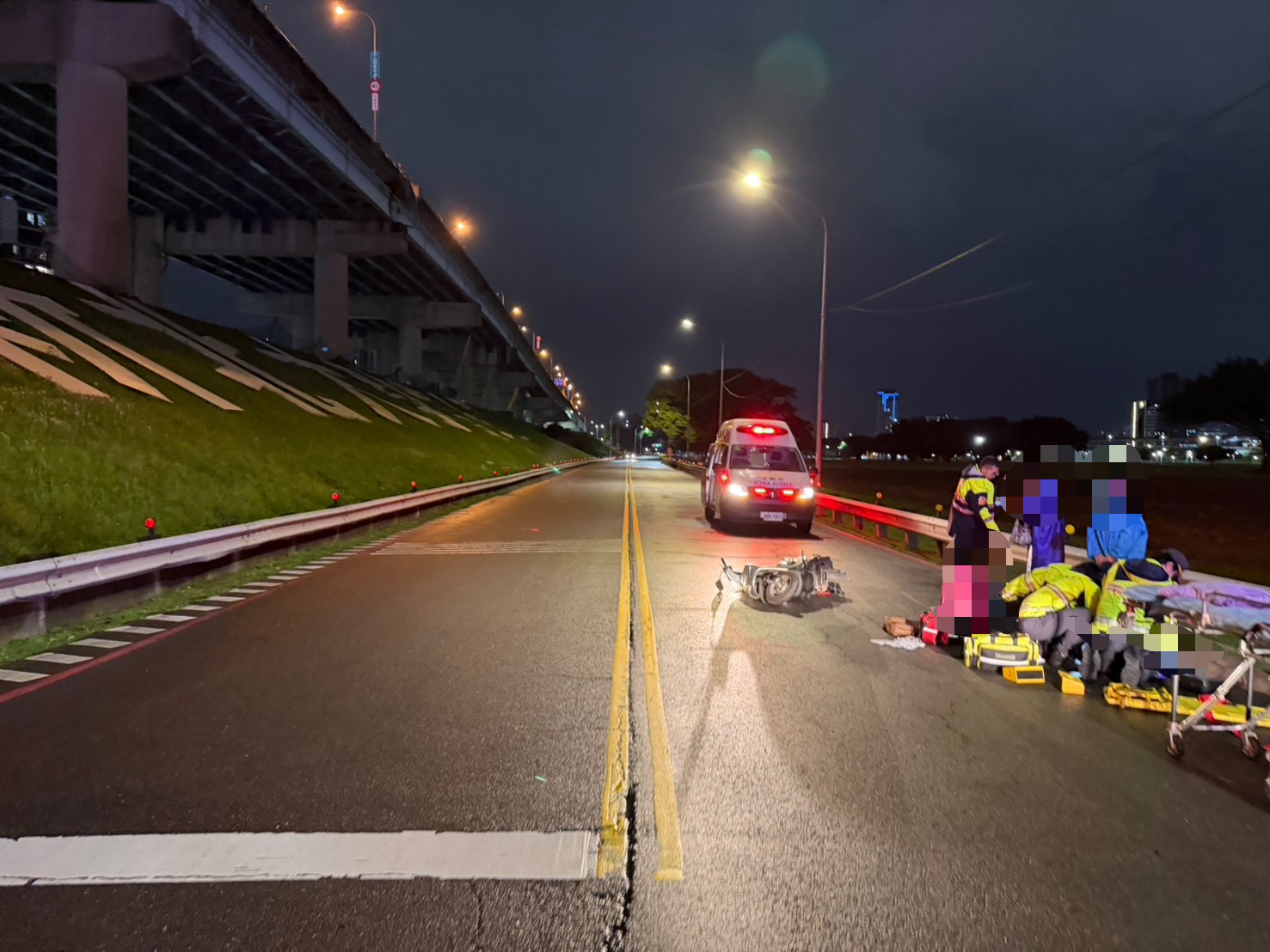 42歲蕭姓女子騎乘機車載著68歲梁姓母親，行經疏洪五路二段時，疑因天雨路滑不慎自撞護欄。
