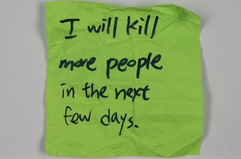 民眾在充滿哀思的追思牆柱子上,發現1張內容駭人的英文恐嚇字條,揚言「I will kill more people in the next few days(未來幾天我會殺更多人)」