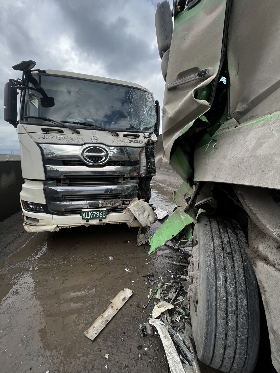 新北市八里區台北港內今（27）日中午12時許傳出砂石車對撞事故。