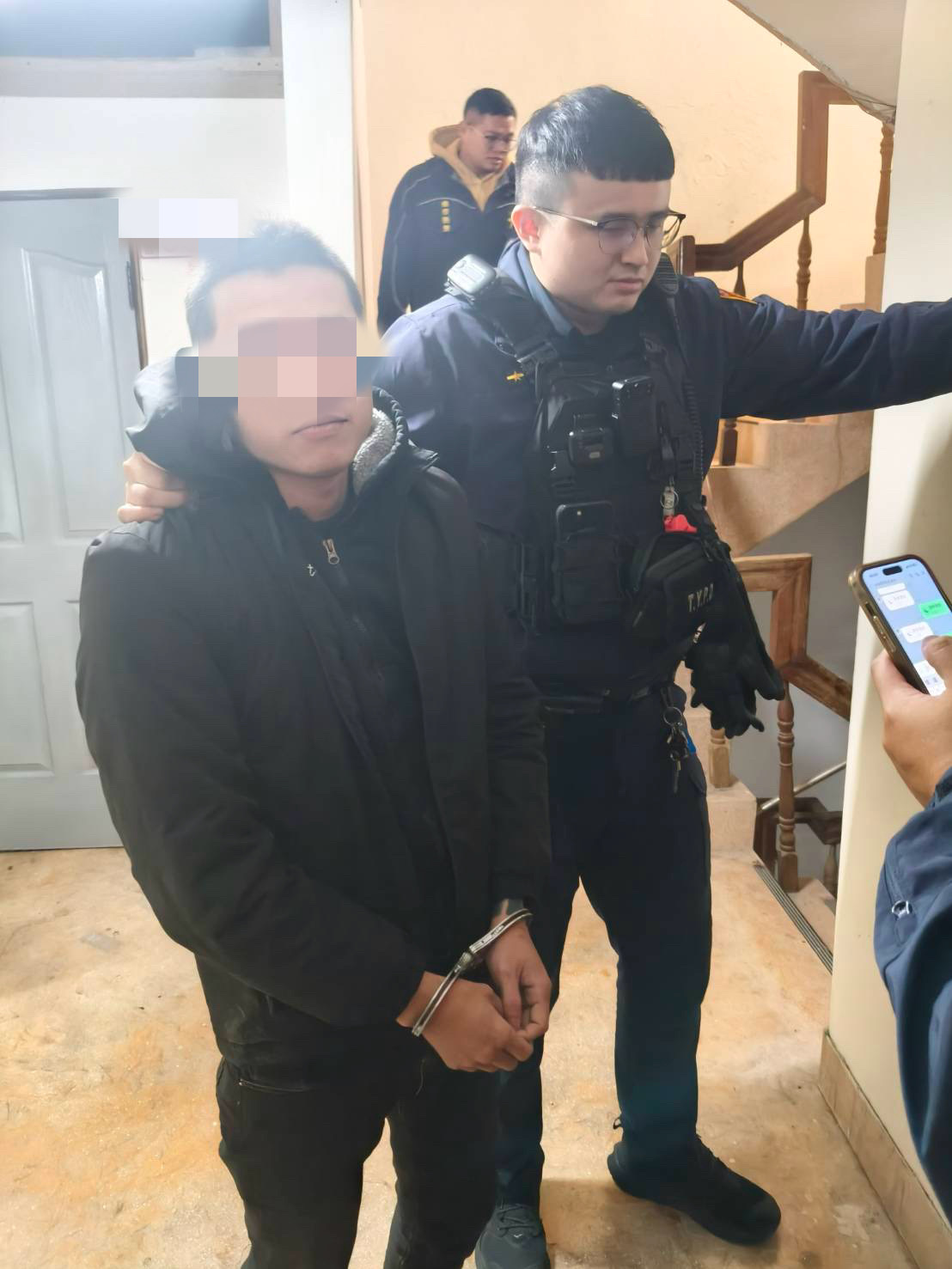 34歲褚姓男子當時騎乘機車抵達該處，隨後拿出預先準備、裝有汽油的玻璃米酒瓶並點燃，直接往派出所旁空地投擲。