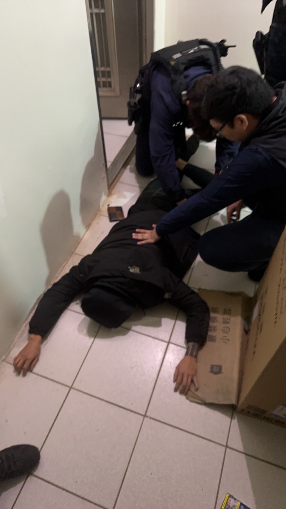 警方獲報後不敢掉以輕心，立即展開追查，在事發2小時內火速將褚男逮捕到案，