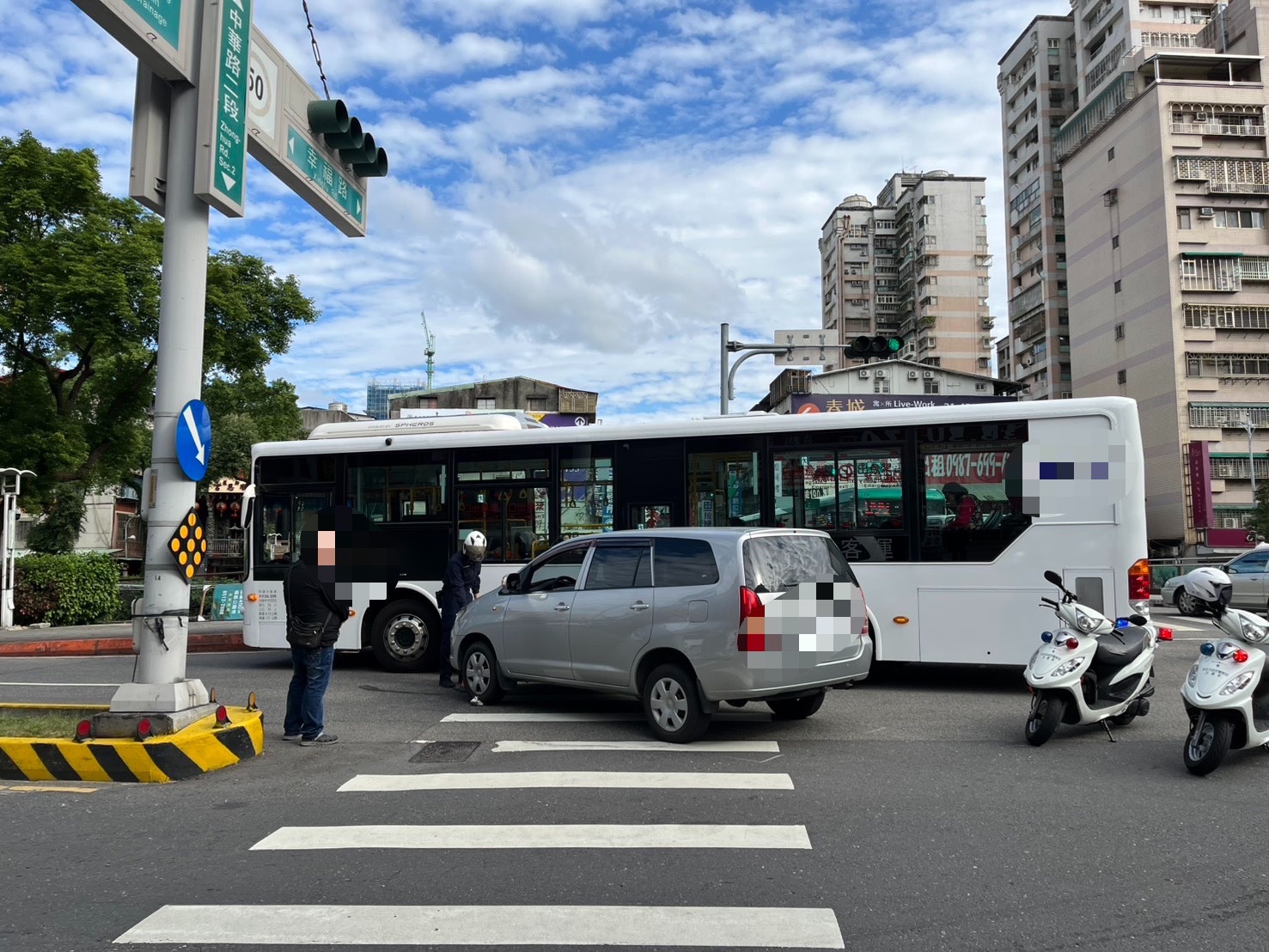 35歲陳姓男子駕駛自小客車左轉時，疑未注意行人動態，直接撞上正在行走於行人穿越道上的62歲張姓婦人。