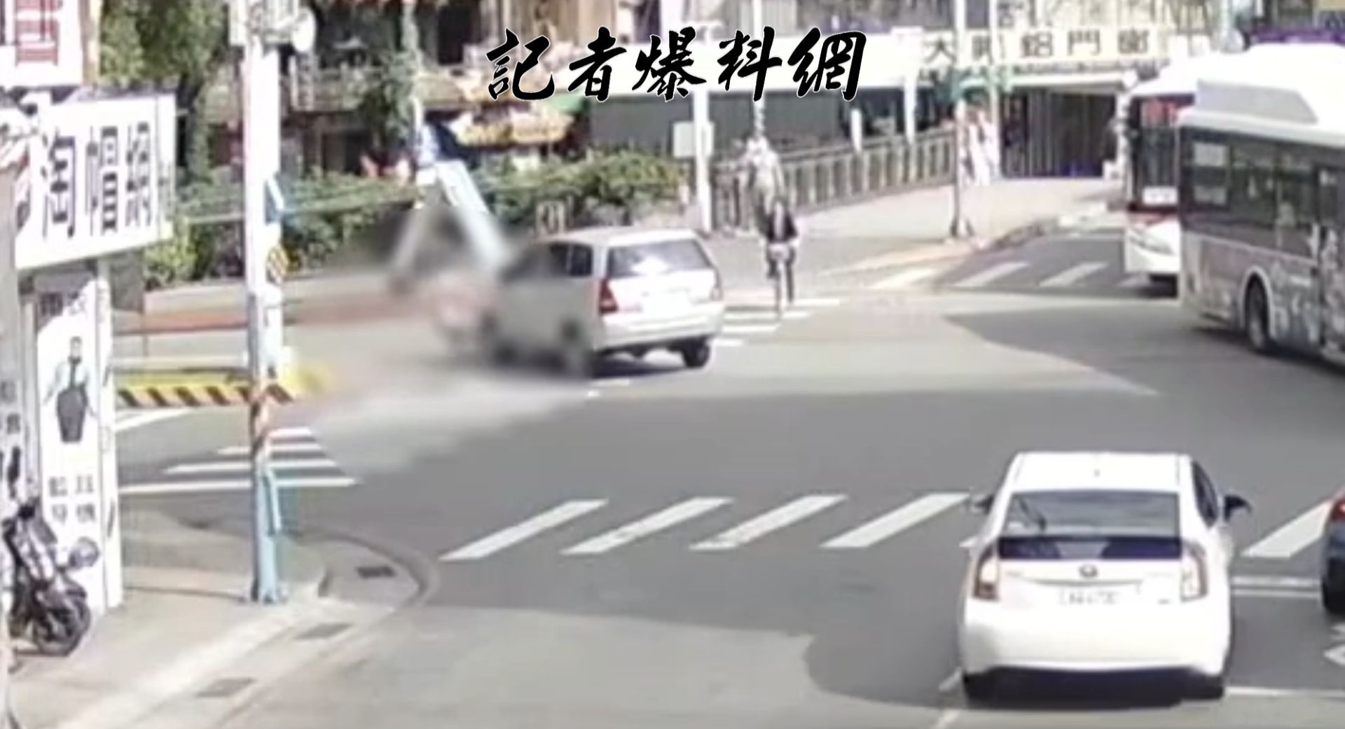 新北市新莊區中華路二段、幸福路口，今（29）日下午13時許發生1起令人驚心的交通事故。