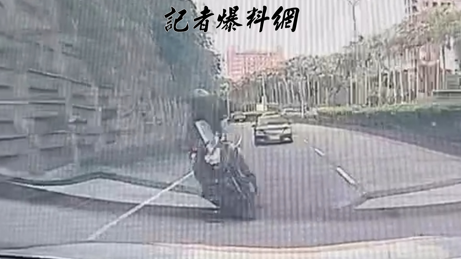 50歲呂姓男子騎乘大型紅牌重機行經該路段時，路旁樹叢突然竄出1隻猴子，呂男根本來不及反應就迎面撞上，連人帶車「犁田」慘摔。