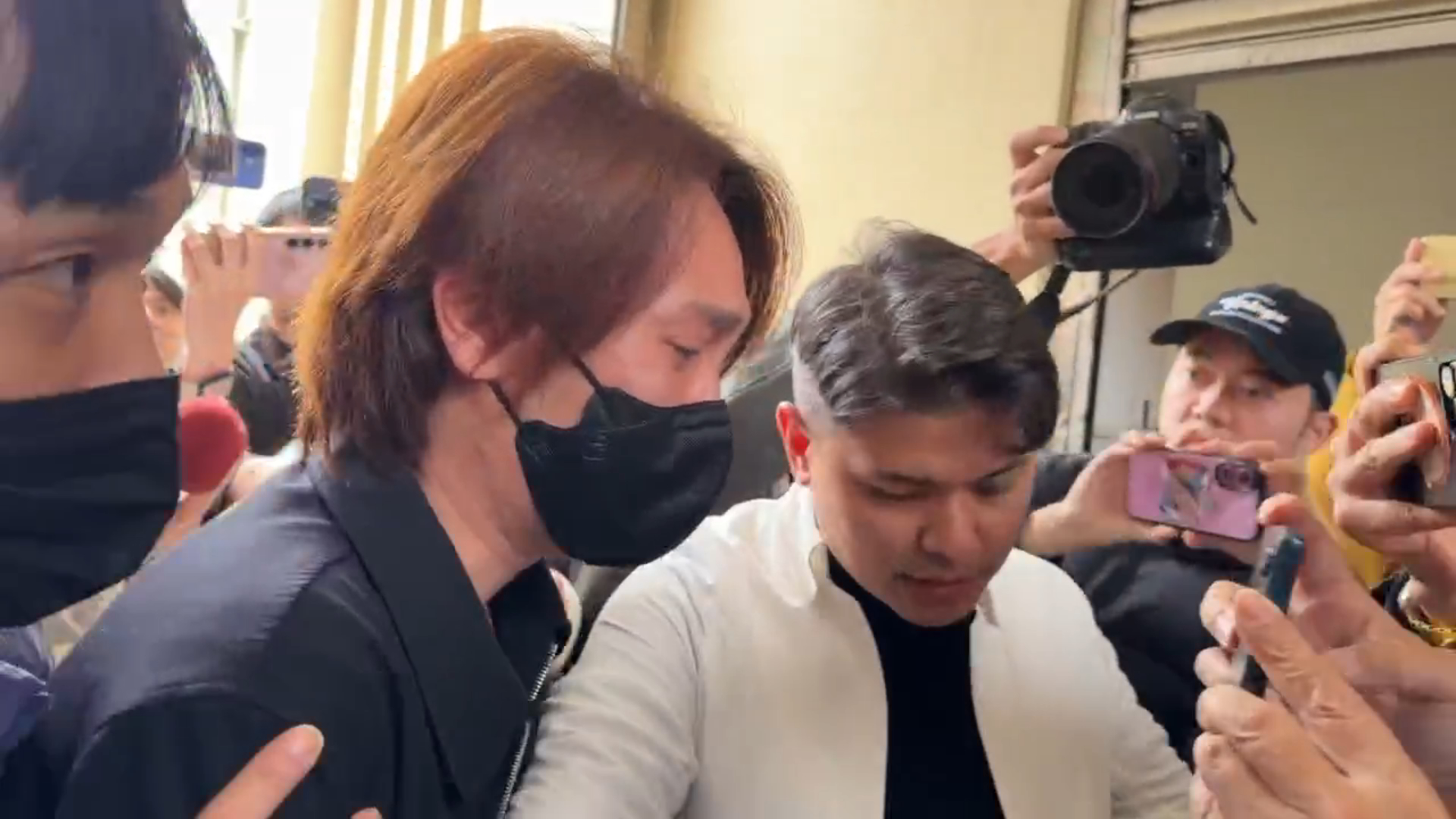 曹西平的吳姓乾兒子低調現身板橋殯儀館進行相驗程序。