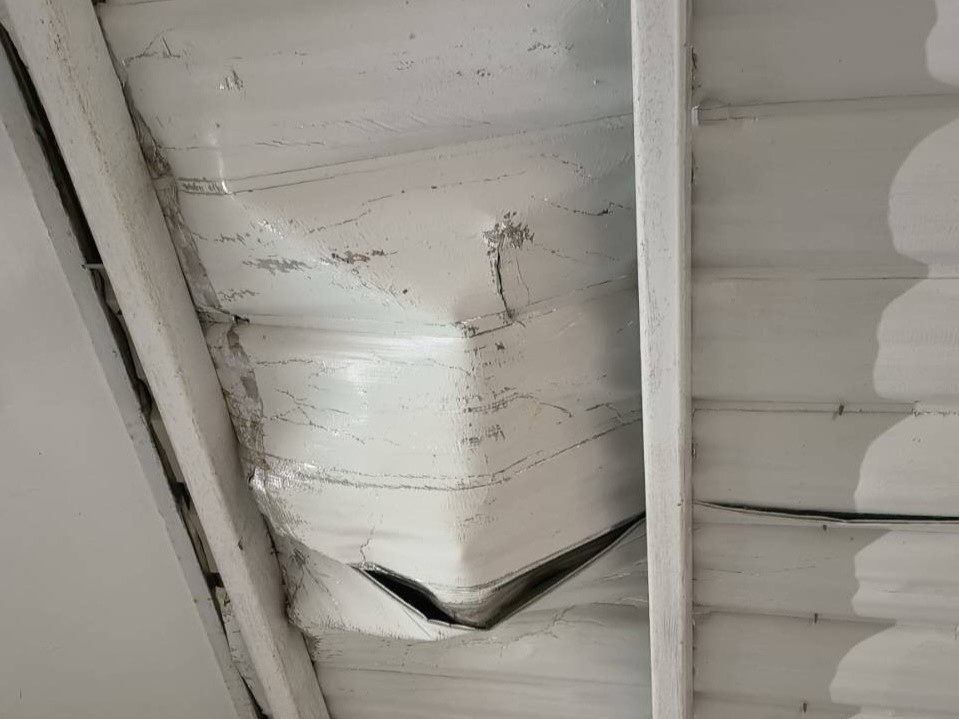 27歲周姓保全，在值班期間因自覺無聊，竟從大樓22層頂樓往隔壁建築物投擲滅火器，短短3天內共丟出8支，導致鄰近住戶遮雨棚與屋頂嚴重損壞。