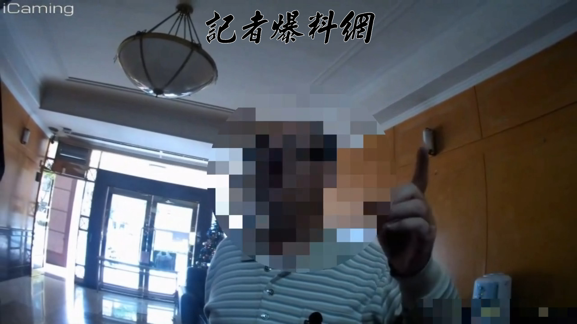 社區主委與警方說明案情。