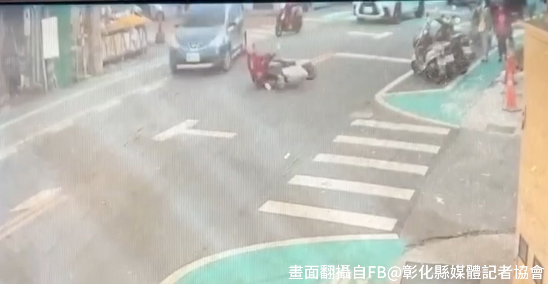 1名37歲女子駕駛轎車右轉時，不慎與1名80歲老婦人騎乘的機車發生碰撞，導致老婦人當場噴飛倒地。