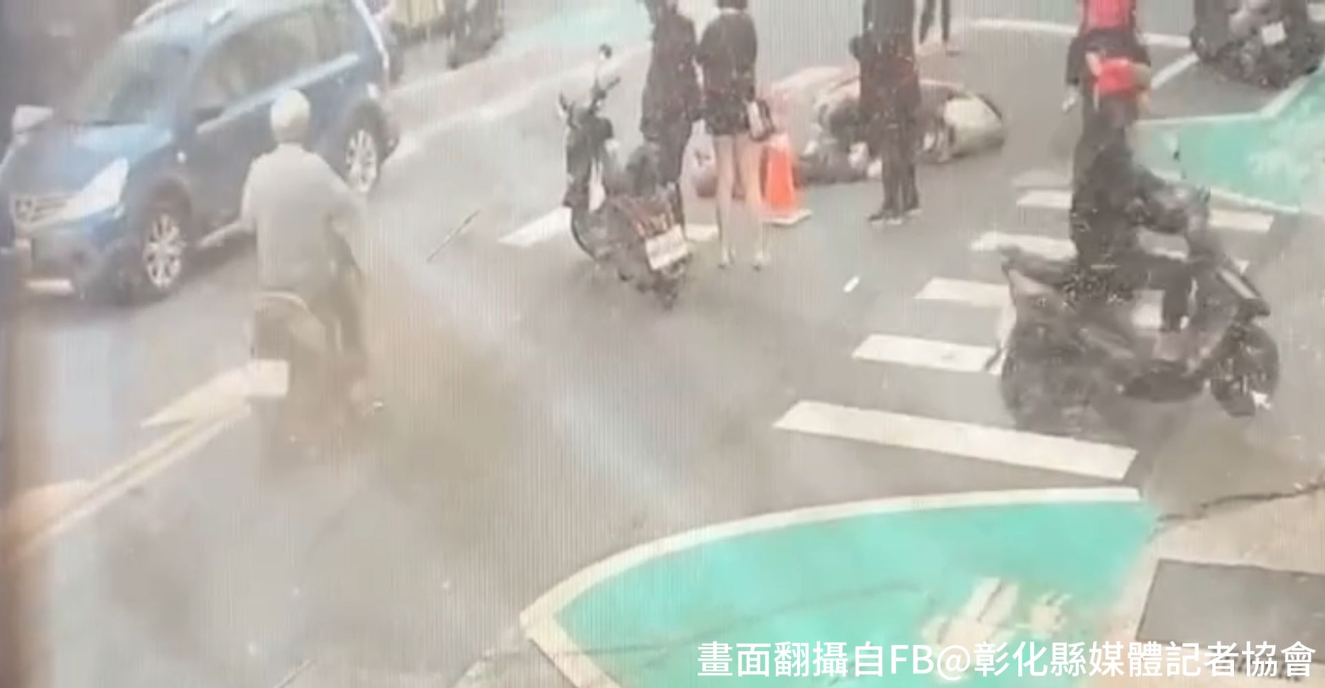 車禍發生後的關鍵數分鐘內，肇事轎車始終緊閉車門，女駕駛坐在車內毫無動靜，直到路人協助報警後仍未第一時間下車慰問傷者。