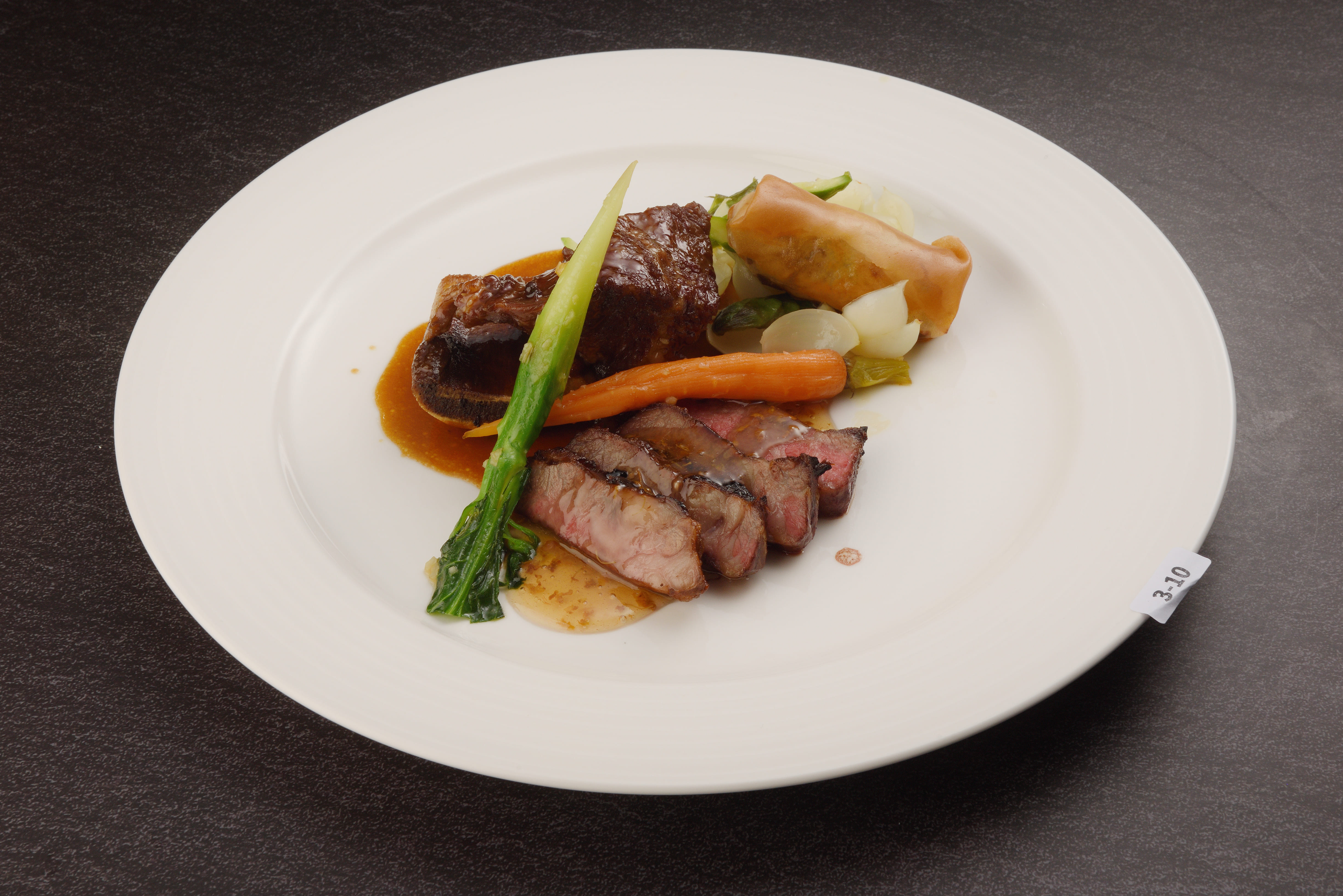 黃麒璁的得獎作品《港式明爐牛叉燒配桂花蘇梅醬》 與 《李錦記舊庄蠔油燒牛仔骨》