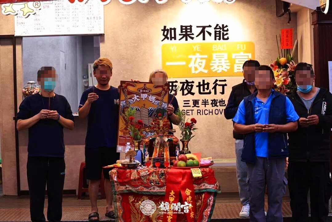 ▲肇事男(左二)是安平區一家鹽酥鴨店老闆。（圖／翻攝自臉書）