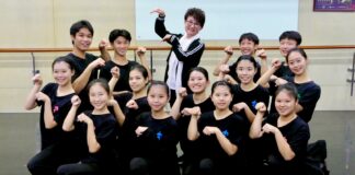 ▲小咪老師與學生世代交流排練，展現表演藝術的傳承與延續。