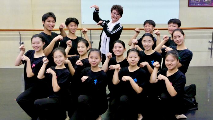 ▲小咪老師與學生世代交流排練，展現表演藝術的傳承與延續。