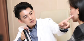 ▲Aura歐若拉3D魔鏡儀器提供客觀前後對比影像，容易看得懂，3D呈現讓患者立即理解問題位置與程度。