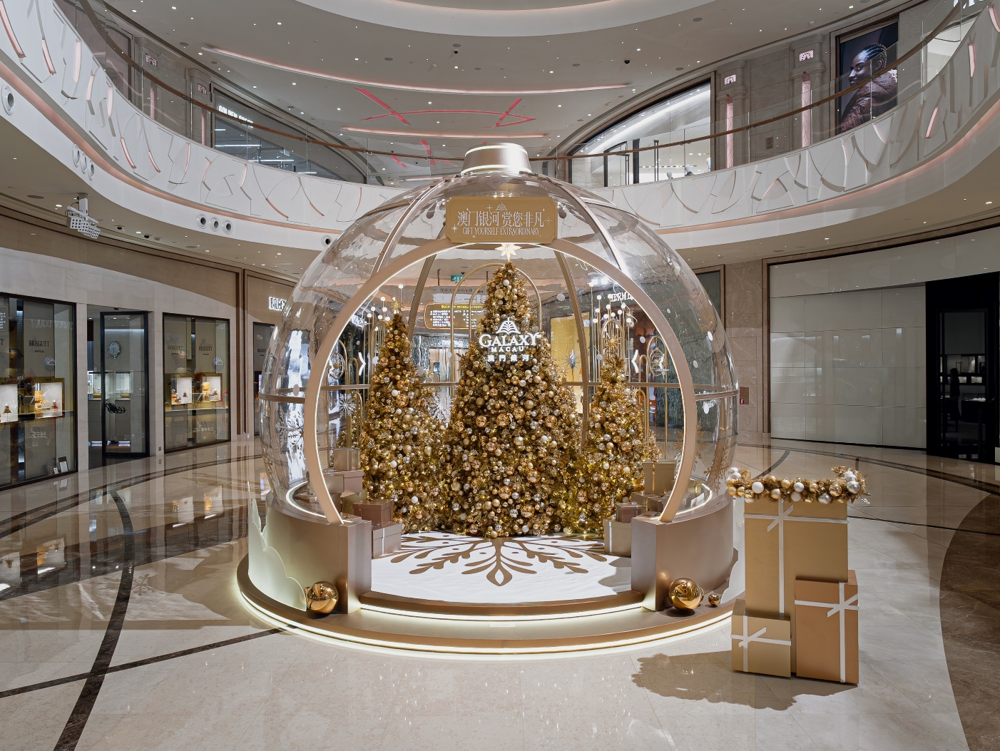 時尚大道東的巨型水晶球景觀裝置使「澳門銀河」的冬季節慶之旅幻化成數碼體驗,利用AR技術實現沉浸式雪境體驗。
