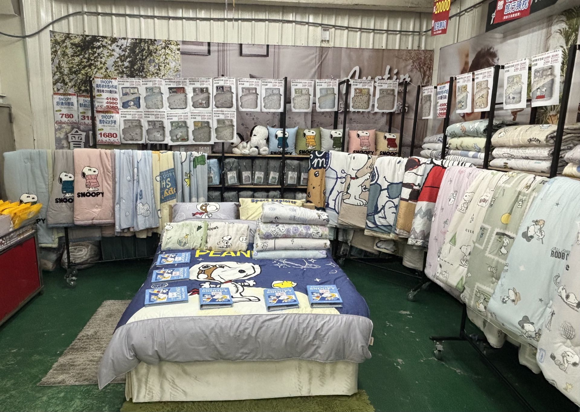 SNOOPY 系列寢具成為現場熱銷焦點，吸引親子與卡通迷搶購。