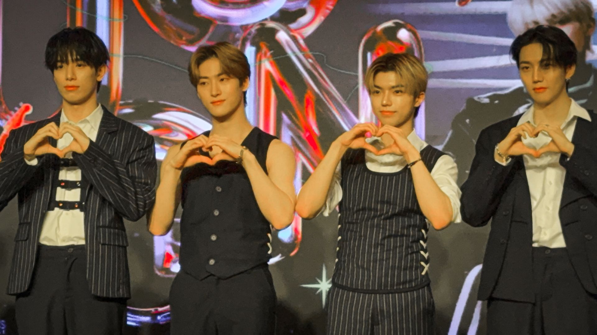 ▲一下飛機太熱直接脫了,無袖現身記者會,相當養眼(圖/記者王俊勝 拍攝)