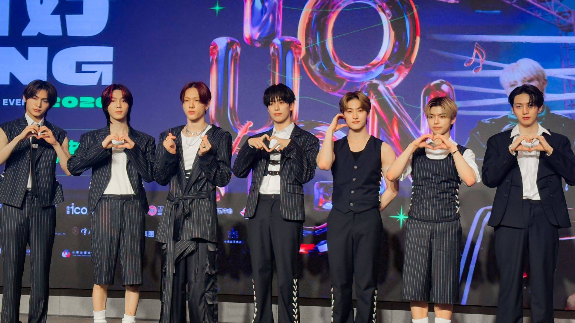 ▲ALL(H)OURS首登台南跨年!無袖帥炸現身 團員親餵吃美食...黃偉哲害羞臉紅(圖/記者王俊勝 拍攝)