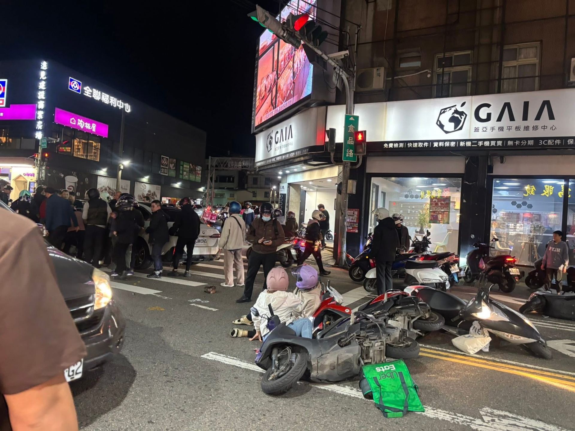 竹市路口悚撞! BMW猛闖停等機車 騎士捲車底 眾人急抬車救人