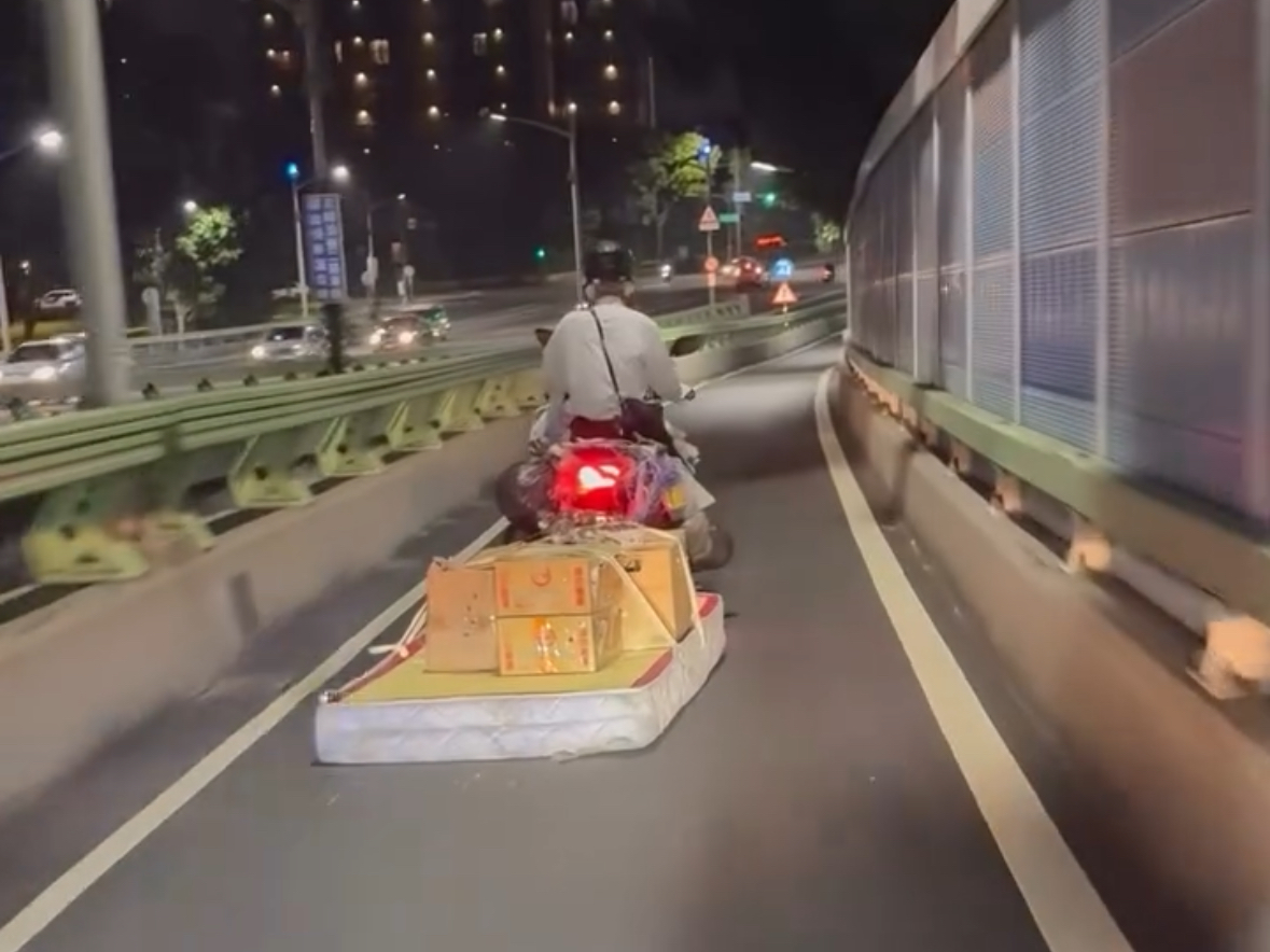 楠梓驚見「聖誕老公公」? 騎士拖床墊上路！違反兩規定最高罰1200元