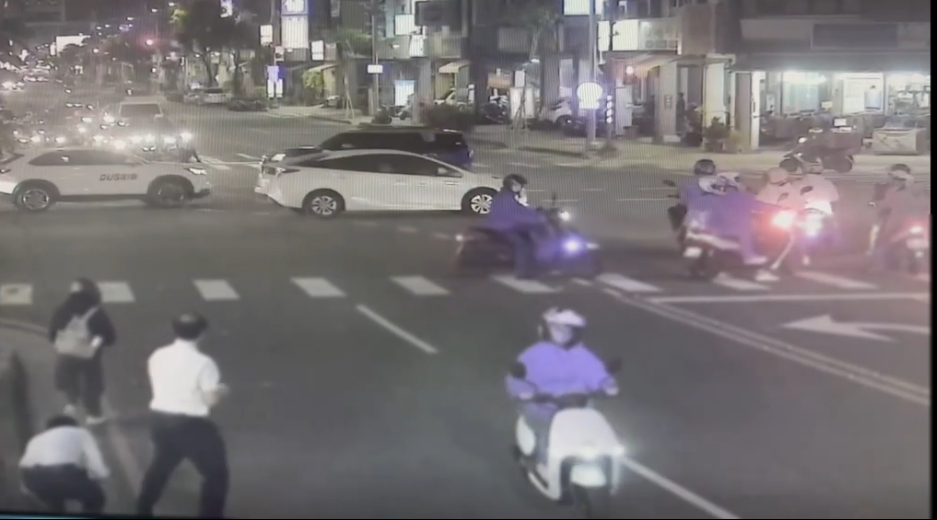 超暖! 男路口撿到「6萬9皮夾」秒衝派出所報案 失主嚇: 還以為回不來了