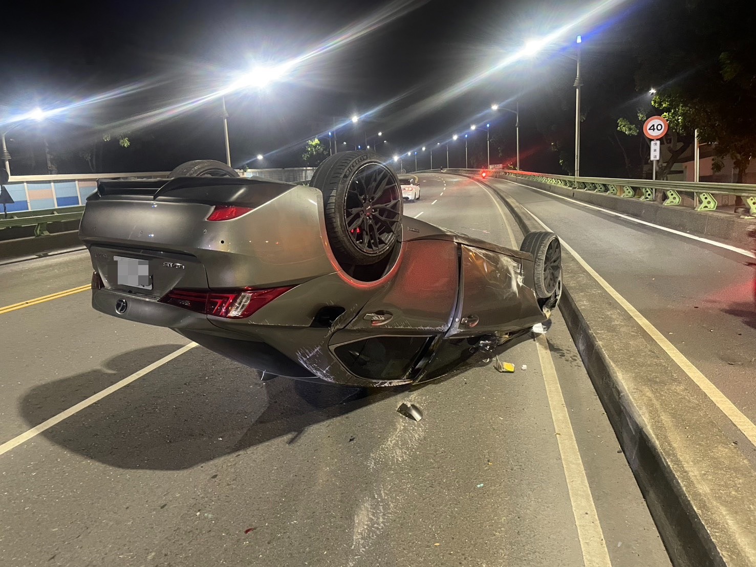 楠梓「德民新橋」驚傳翻車意外 轎車「四輪朝天」33歲男奇蹟輕傷