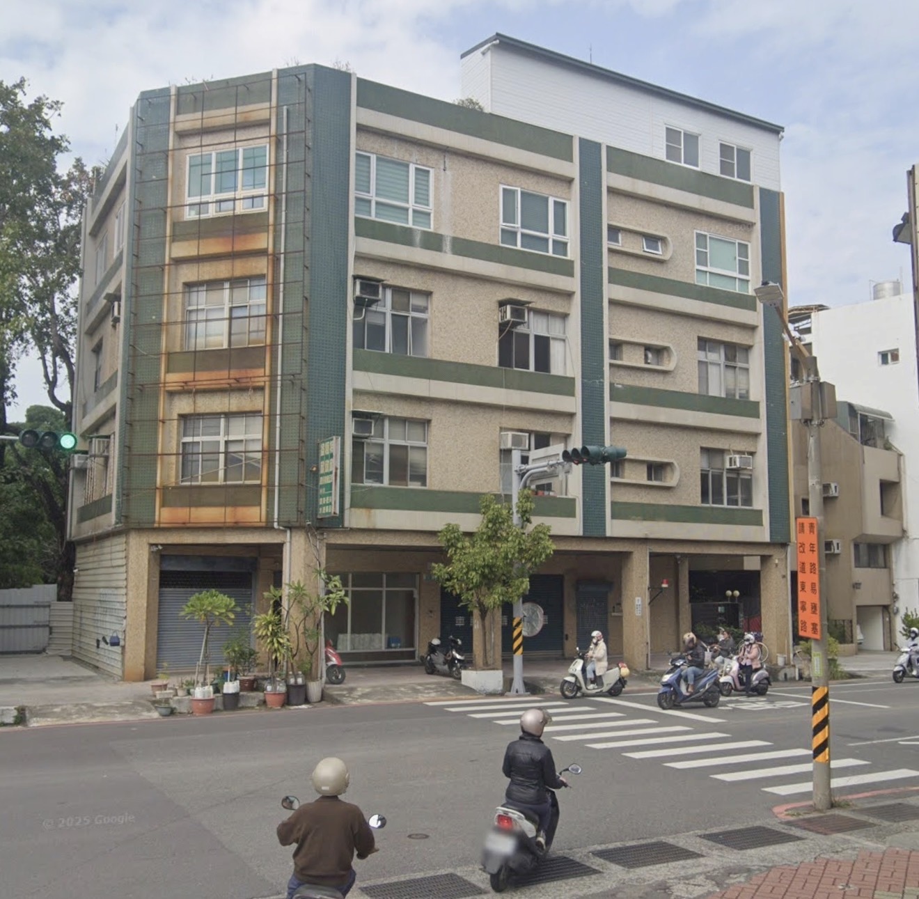 強風吹垮工地鷹架！台南街口「瞬間倒塌」 路人狂奔逃命驚險畫面曝光