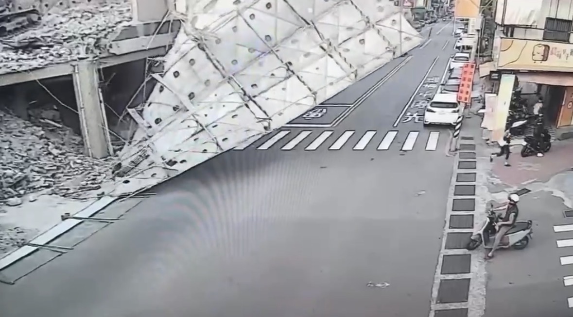 強風吹垮工地鷹架！台南街口「瞬間倒塌」 路人狂奔逃命驚險畫面曝光