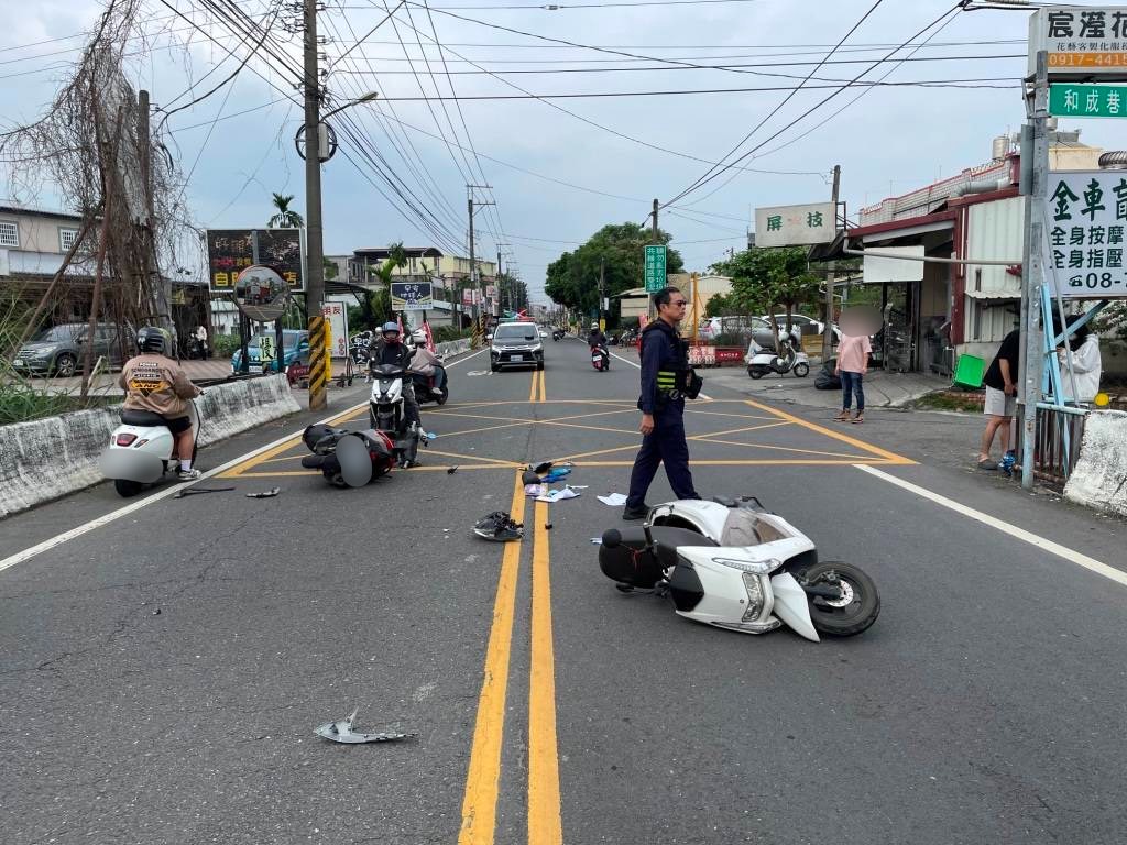 內埔騎士邊騎車邊寒暄釀禍追撞前車慘摔 2騎士送醫撞擊畫面曝
