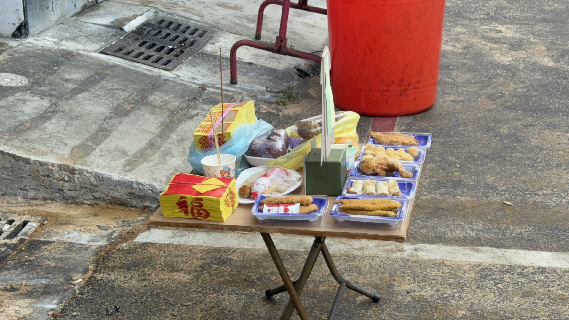 ▲現場擺供品希望陳姓女清潔員可以跟著家屬回家（圖／記者王俊勝 攝）