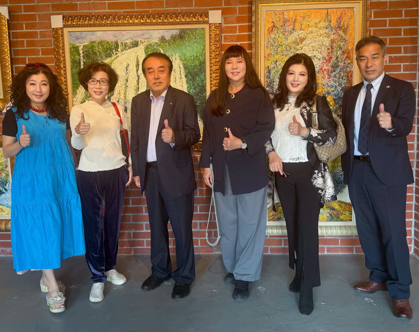 左起為跨越國際女性交流會創會長藍淑琴、聯讚建設董事長阮觀心、日本宮崎縣前議長暨親善大使星原透、旅英藝術家劉白雪、台中市新聞工會理事長廖庭玉,以及森林林業協會福田芳光理事,於苗栗畫室合影留念,見證台日藝術文化交流的溫馨時刻。