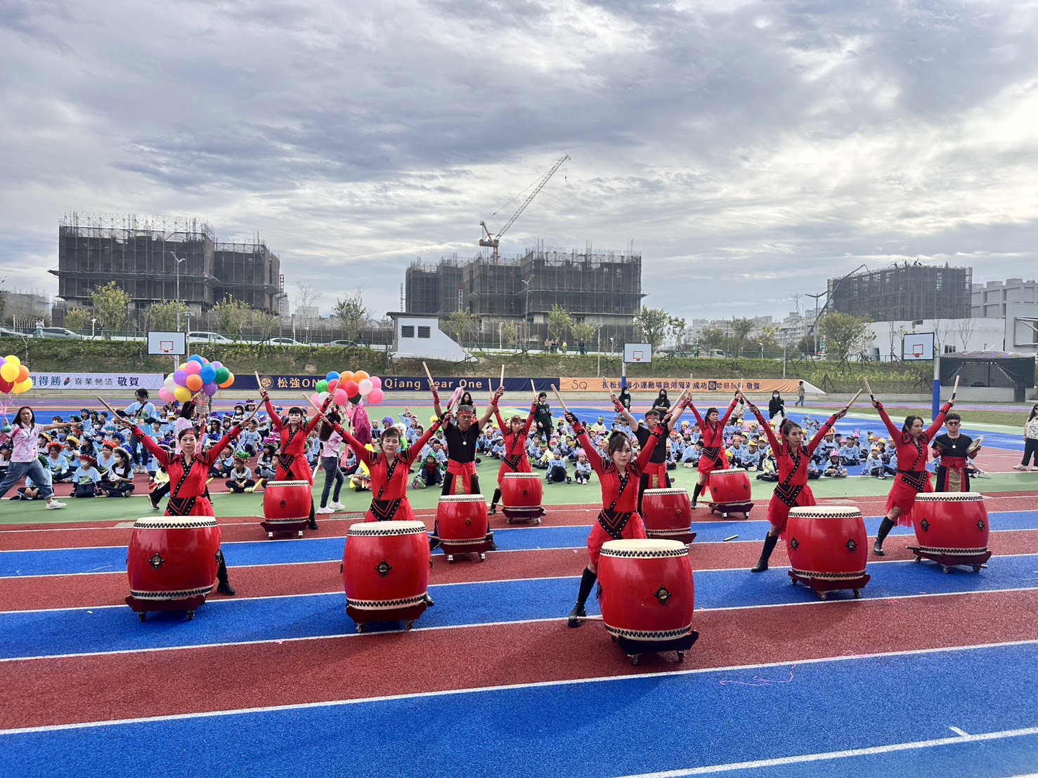 地方信仰中心三官堂戰鼓隊演出震撼鼓陣,為運動場啟用揭開序幕。