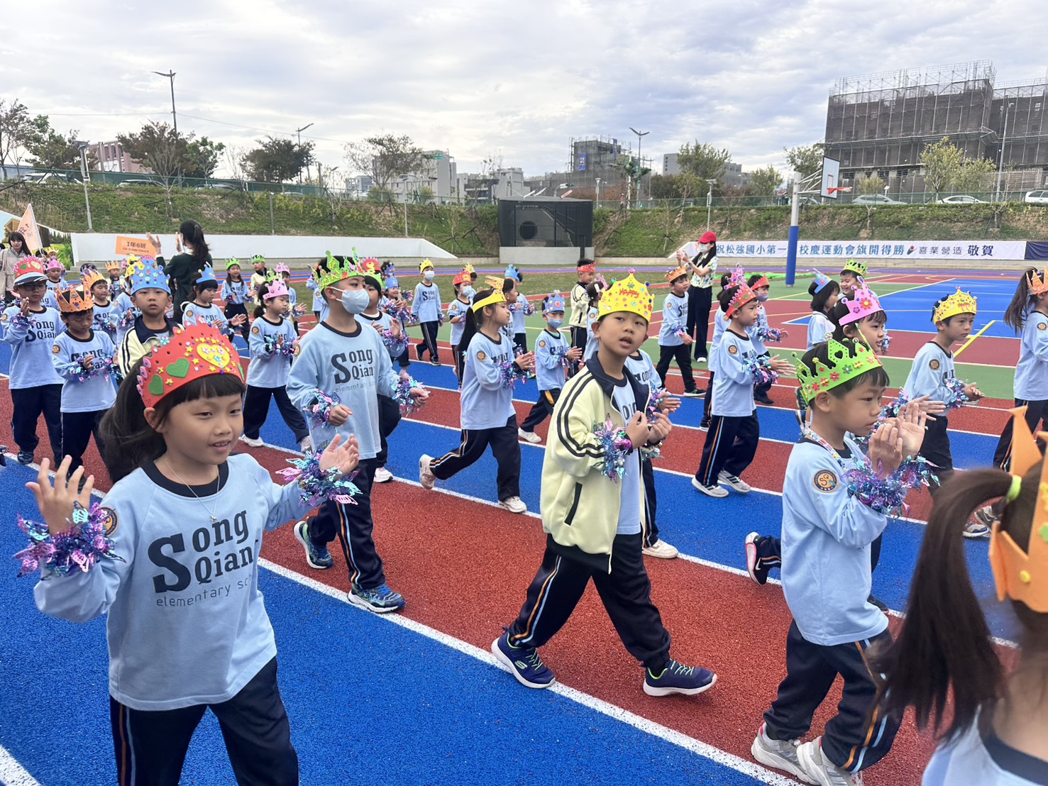 松強國小全新運動場啟用,結合滯洪池功能與多元運動設施,成為校園與社區共享的新場域。