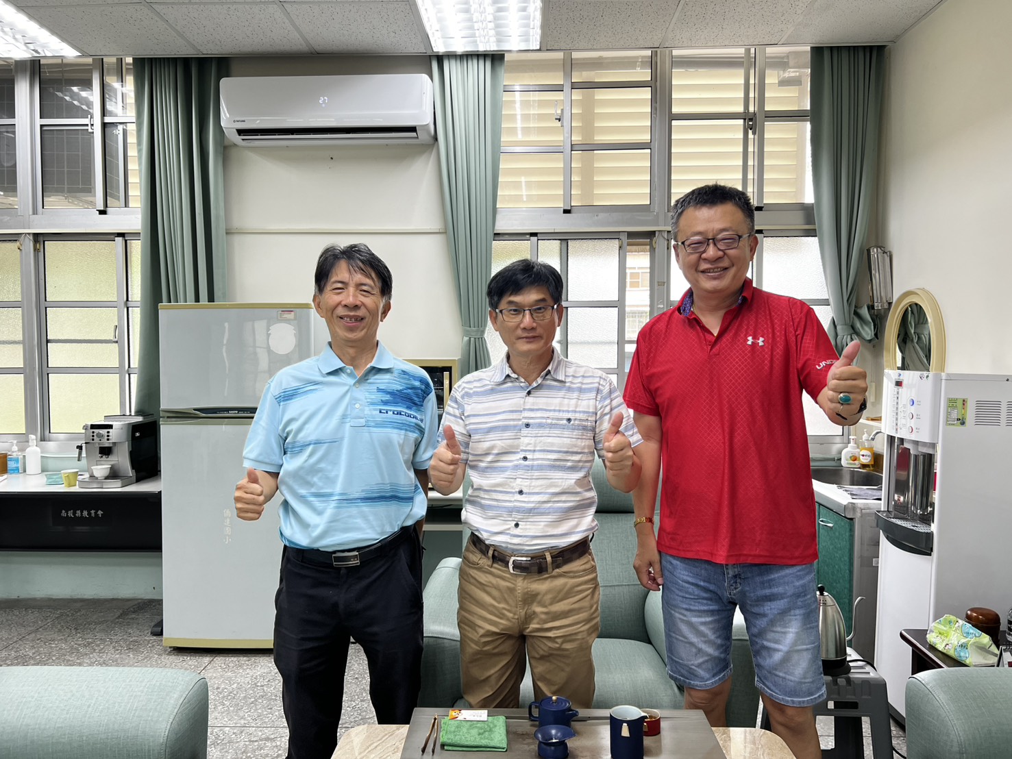 南投南崗扶輪社與學校端代表持續合作，透過導師推薦制度精準關懷真正弱勢的孩子，為 22 名學子建立更穩定的求學支持。