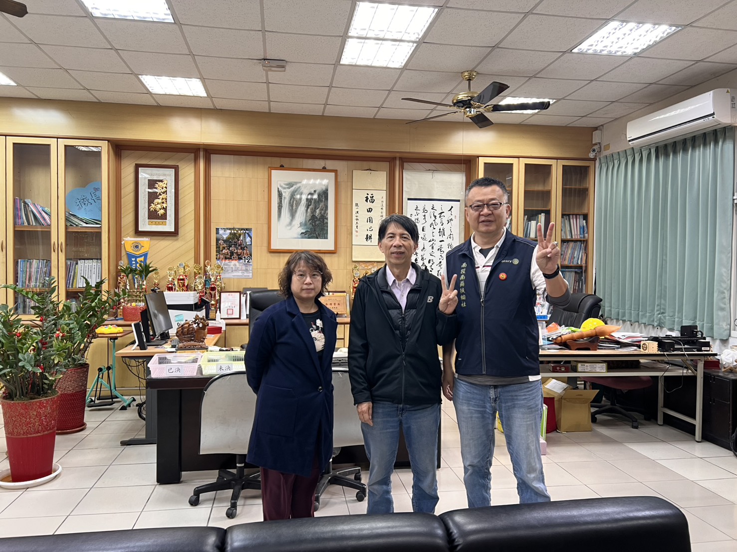 南投南崗扶輪社社長劉松澔（右）前往合作學校拜訪，與校方代表討論「扶輪之子認養計畫」執行細節，共同守護弱勢學生的教育需求。