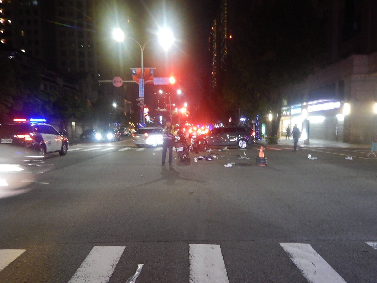 台中山西路、昌平路口晚間發生嚴重車禍，警方封鎖現場進行採證。