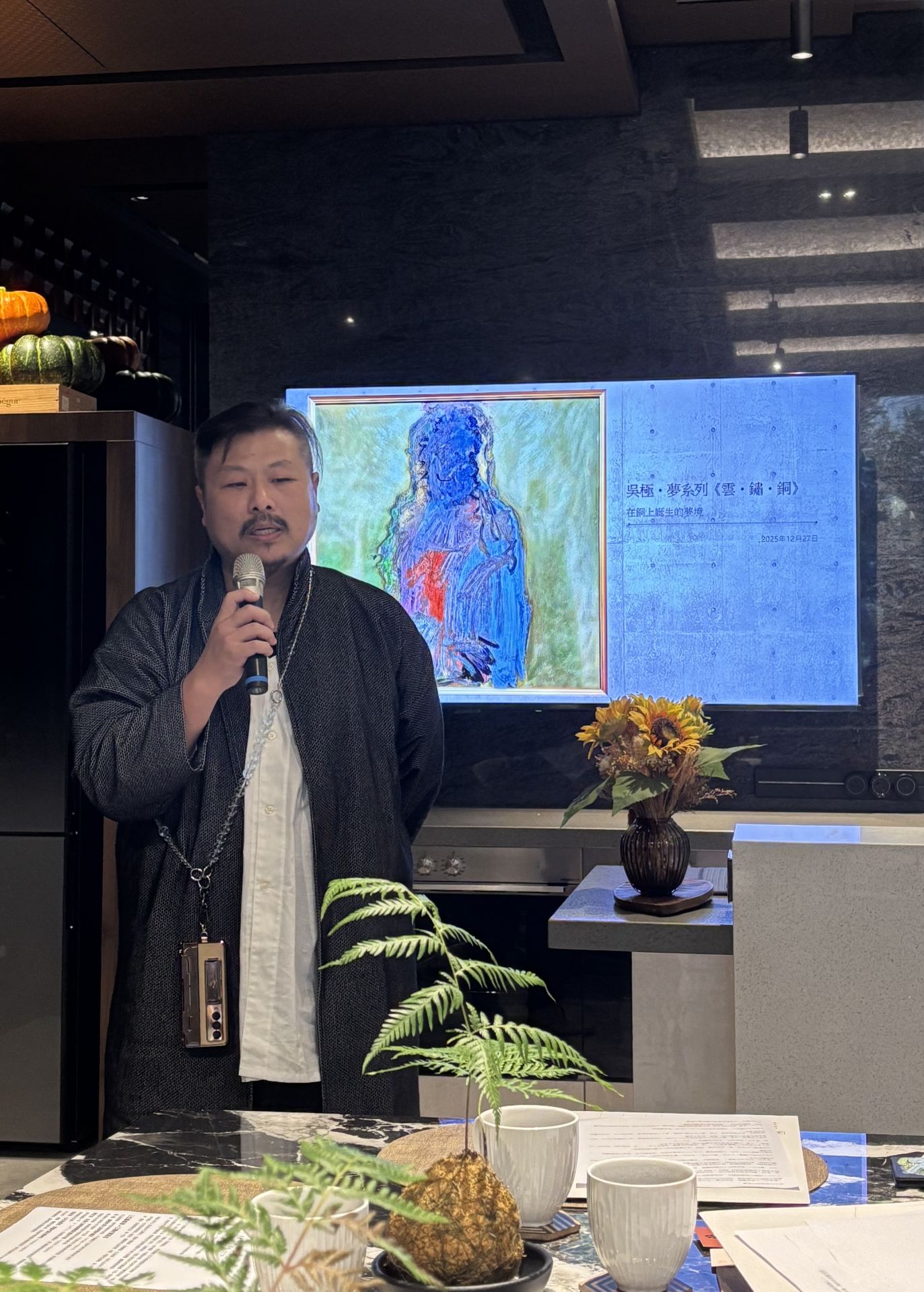 吳極 於展覽現場親自解說作品創作理念與歷程，分享銅板鏽蝕過程中不可預測的時間變化，讓觀眾深入理解藝術如何回應生命與歲月的流動。