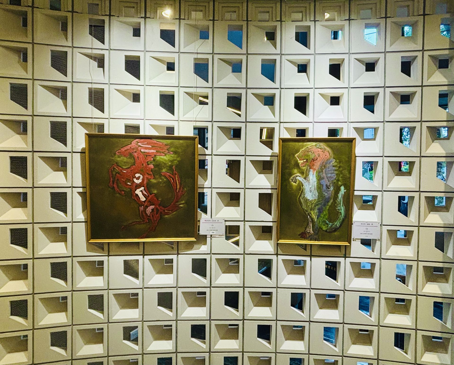 民眾難得能近距離欣賞當代藝術家 吳極 以銅板氧化創作的鏽蝕藝術作品，感受時間在金屬表面留下的痕跡，「尉寶建設藝術季」於 尉寶大敦主人 接待會館展出，吸引不少藝術愛好者駐足觀賞。