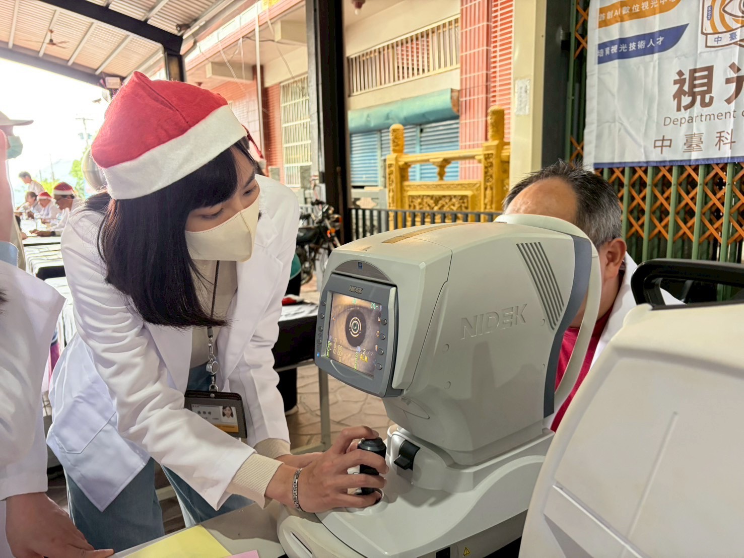 義診活動中，視光專業人員一對一為長輩進行視力檢測與說明，並提供日常視力保健建議，宏恩眼鏡草屯店也派員到場共同關懷社區民眾視覺健康。