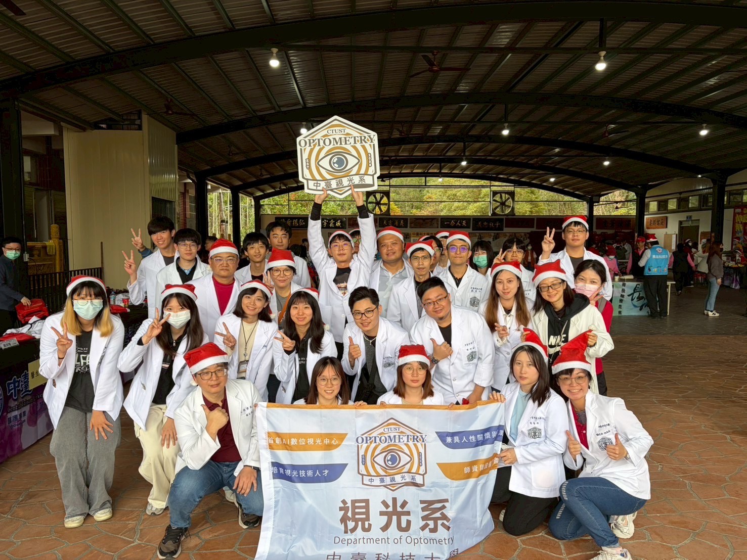 中臺科技大學視光系師生團隊深入南投國姓鄉長流社區愣嚴宮，於大型義診活動中合影留念，展現結合專業與人文關懷的服務精神。
