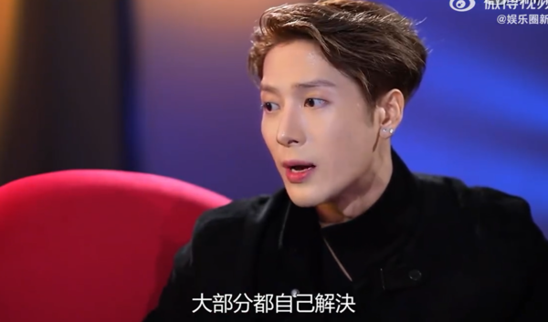 王嘉爾大方說單身生活有生理需求就「自己解決」。(圖/翻攝微博)