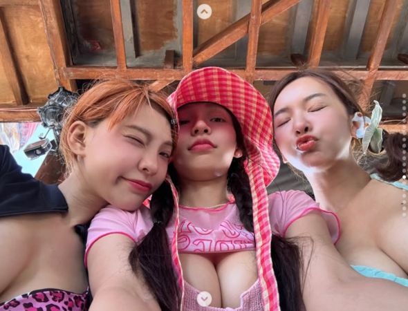 林襄出國掀起上衣拍照,辣露好身材。(圖/翻攝林襄IG)