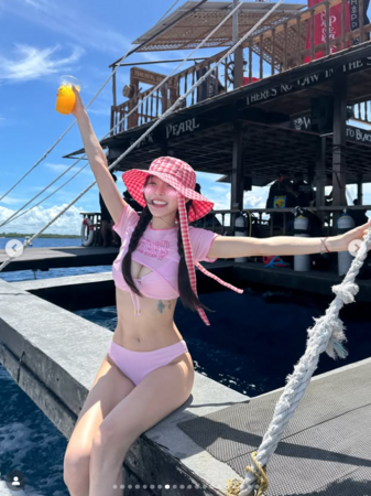 林襄出國掀起上衣拍照,辣露好身材。(圖/翻攝林襄IG)