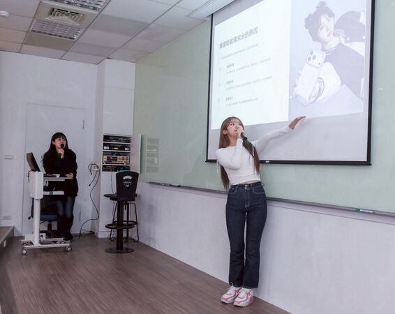 廉世彬現身大學校園。（圖／文化大學新聞系提供）