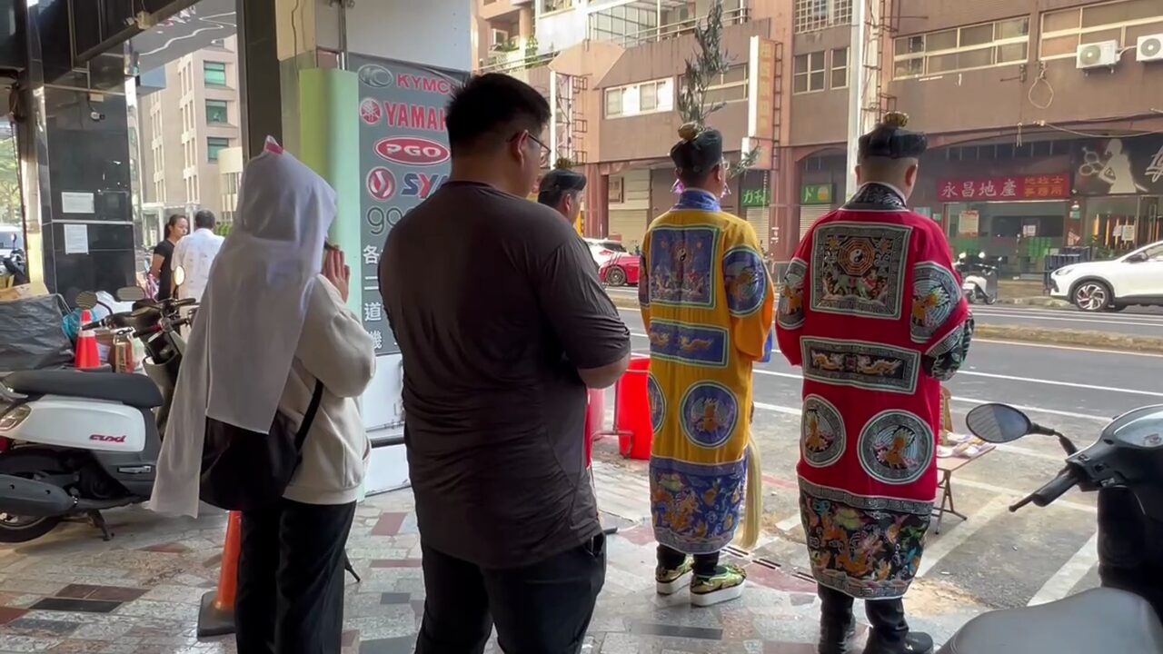 ▲陳姓死者妹妹（左）、男友（右）（圖／記者王俊勝 攝）