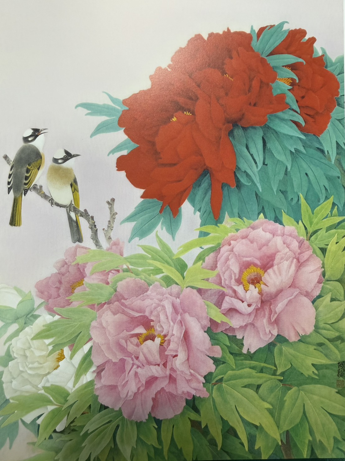 蘇服務膠彩作品〈富貴禎祥〉，以花鳥題材象徵吉祥與祝福，層層疊染的設色展現膠彩藝術的細膩與典雅。